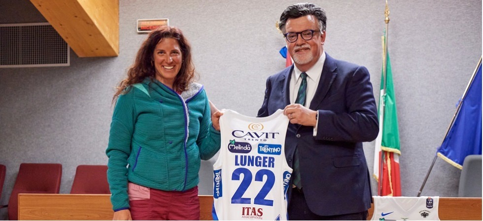 Salvaguardia dei ghiacciai e cambiamento climatico, oltre 80 studenti a lezione con Tamara Lunger per l'Aquila Basket Earth
